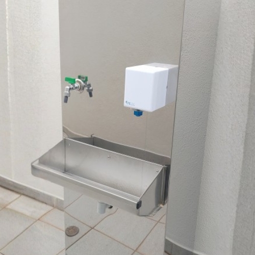 Cada vez mais existe a necessidade de evitar a contaminação cruzada. Com a utilização do sensor no bebedouro, o usuário evita esta contaminação, pois não toca em nada no momento de encher o copo ou garrafa com a água.
