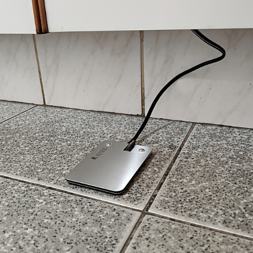 Utilizado para acionamento da torneira, onde exista energia elétrica embaixo da pia (127V ou 220V). Ele fica no chão, em ambientes secos, onde o usuário vai pisar para ter água. É possível usar a torneira comum instalada no local.