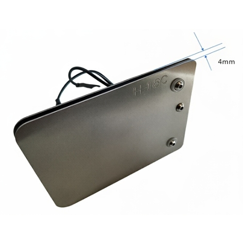 Esse pedal é fixado no rodapé do gabinete, é bivolt. Com uma leve pressão, ele abre a válvula que dá passagem para a água. Nesse caso, também pode ser utilizada a torneira que já está instalada no local.