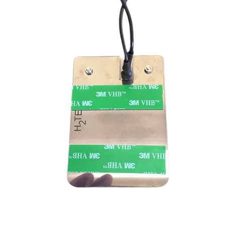 Esse pedal é fixado no rodapé do gabinete, é bivolt. Com uma leve pressão, ele abre a válvula que dá passagem para a água. Nesse caso, também pode ser utilizada a torneira que já está instalada no local.
