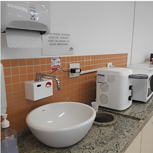 Torneira automática H2TEC instalada em lavatório com saída na parede