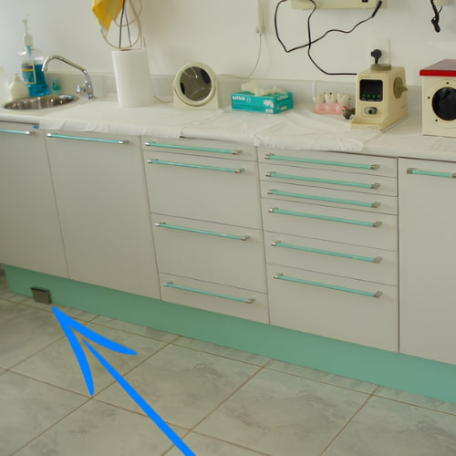 Pedal elétrico em inox para rodapé de gabinete